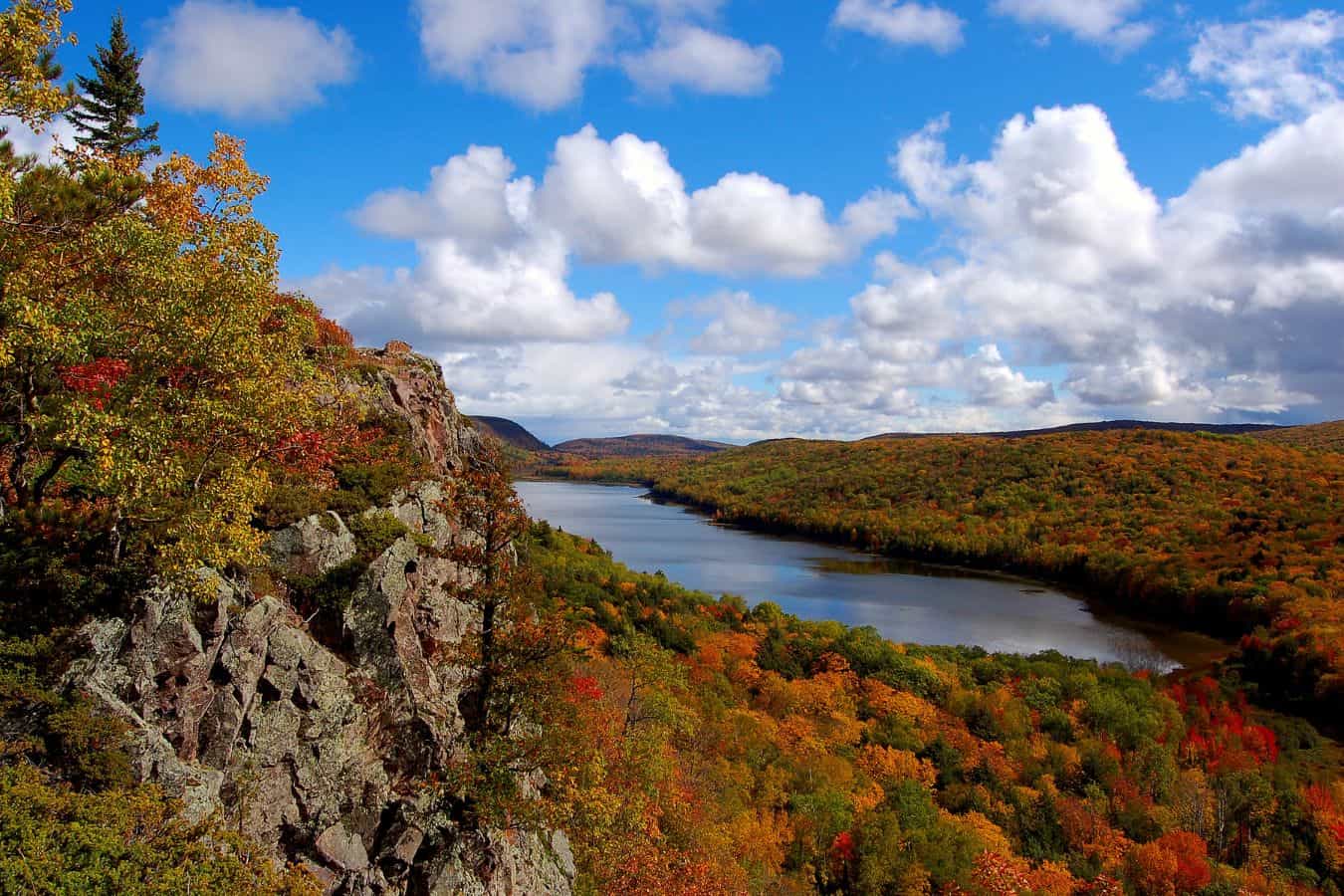 Lake of the Clouds in Porcupine Mountains Wilderness State Park in Michigan’s Upper Peninsula with panoramic forest and lake views