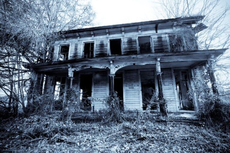 An abandonded haunted house in black and white