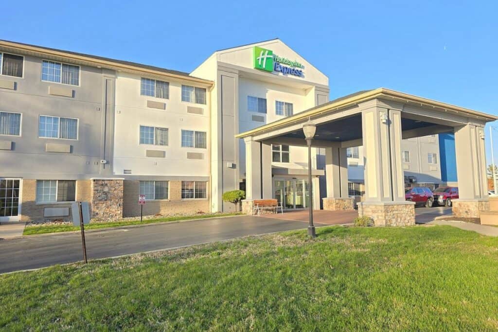  Exterior and entrance of the Holiday Inn Express & Suites St. Joseph Lakefront hotel in Michigan